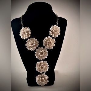 NY Vintage White Rose Necklace